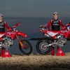 ティム・ガイザー選手（左）、ミッチェル・エバンス選手（右）とCRF450RW