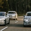 メルセデスベンツの新型EV 3車種のプロトタイプ（左からEQS、EQE SUV、EQE、参考）