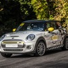 ルーマニアで開催されたラリーに出走しモータースポーツデビューを果たしたMINI クーパーSE