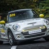 ルーマニアで開催されたラリーに出走しモータースポーツデビューを果たしたMINI クーパーSE