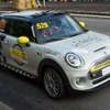 ルーマニアで開催されたラリーに出走しモータースポーツデビューを果たしたMINI クーパーSE