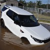 ジャガー・ランドローバー柏にランドローバーの走破性を体感できるオフロード施設が誕生　水深90cmの池を進む新型ディスカバリー