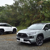 トヨタ RAV4 アドベンチャー（手前）とオフロードパッケージ（奥）