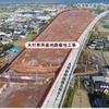 2018年11月時点の大村線大村車両基地駅建設工事の様子。隣接する九州新幹線大村車両基地は、大村市竹松町と沖田町に跨る大村線と郡川（こおりがわ）の間に設置される。