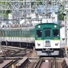 デビューから50周年を迎えた京阪5000系。日本の鉄道車両における多扉車の嚆矢で、1990年にJR東日本山手線に6扉のサハ204形が登場するまで、帝都高速度交通営団（現・東京地下鉄）03系や東武鉄道20050系と並ぶ最多扉車だった。