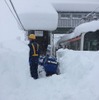 ホームでも行なわれている除雪作業。