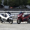 ホンダ PCX125（左）とホンダ PCX160（右）