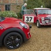 MINI パディ・ホプカーク・エディション とパディ・ホプカーク氏。右は1964年のモンテカルロラリーを制した Mini クーパー