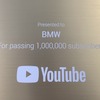 YouTubeから「ゴールデンボタン賞」を受賞したBMW