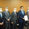 赤羽大臣（右から2人目）に要望書を手渡す福田弥夫座長（20年11月国交省）