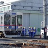 代用手信号（旗）で駅間停車した列車を誘導する。15km/hで進行。