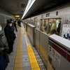 都営地下鉄大江戸線都庁前駅に設置されている通常タイプのホームドア。