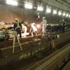青函トンネルにおけるレール交換工事の様子。設備の劣化や変状が進む同トンネル内の維持はJR北海道にとって経営を揺らすほどの大きな負担で、新たな支援策では更新費用を国が負担することが盛り込まれている。