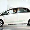 東京モーターショー2009で、三菱 i-MiEVのハンドルを握って登壇する益子社長（当時）