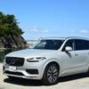 ボルボ XC90 B5 モメンタムのフロントビュー。プレミアムラージSUVとしては最も実用寄りのデザインを持つ。