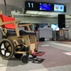 木製車いすに装着した電動アシストユニット「スマートドライブ」