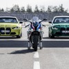 BMW M3コンペティション（左）と M 1000 RR（中央）、M4コンペティション（左）