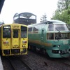 久大本線由布院駅に停車中の特急『ゆふいんの森』（右）と普通列車（左）。なお、『ゆふいんの森3・4号』は、4月21～23日、5月10日～６月30日に『ゆふ』用のキハ185系が充当され、同時刻で『ゆふ73・74号』として運行される。