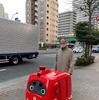 公道を走行する自動宅配ロボット