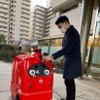 公道を走行する自動宅配ロボット