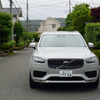 ボルボ XC90 B5 Momentum。閑静な住宅街にて。