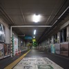 各ホームとつながっている現・青森駅構内の乗換え跨線橋。2019年12月28日。