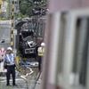 9月5日11時43分頃、京急本線神奈川新町駅付近の踏切で発生した快速特急とトラックの衝突事故後の様子。