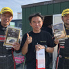宮入友秀さん（左）と 圭rallyprojectチーフメカニック 神田誠さん（中央）