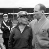 1959年5月、英シルバーストンでのレース出走を断られたマリア・テレーザをなぐさめるスターリング・モス。