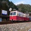 国鉄時代のレールバスをイメージした「チモハ」と呼ばれるトロッコ車両。手前の駅名標は2月に設置されたオリジナル。