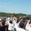 2020年8月の運行初日、北広島市役所で札幌方からやってきた『THE ROYAL EXPRESS』に手を振る人々。