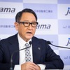 記者会見する豊田章男自工会会長