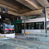 富山駅停留場に停車する富山港線の電車。3月21日は同線を含む富山地鉄の軌道線が終日無料運行となる。