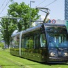 熊本市電の低床電車。女性優先車の試験導入は3月31日まで続けられる。