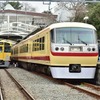 2015年3月に運行された国分寺～本川越駅間開業120周年列車での「ニューレッドアロー」（右）。西武園駅で2000系と並ぶ。