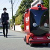 自動配送ロボットは原付第1種のナンバーを付けたパナソニック製。走行中は保安要員が1名付く