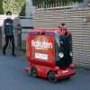 自動配送ロボットが走行中は保安要員として一人が付き添う