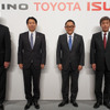 向かって左から：Commercial Japan Partnership Technologiesの中嶋裕樹代表取締役社長、日野自動車の下義生代表取締役社長、トヨタ自動車の豊田章男代表取締役社長、いすゞ自動車の片山正則代表取締役社長