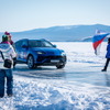 ロシア・バイカル湖の氷上で298km/hの最高速を計測したランボルギーニ・ウルス