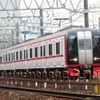 通常の2200系による特急。後部2両が特別車。