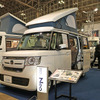 フロントに回転シートを備えたN-BOX Camper Neo（ホワイトハウス）。キャビンをいっぱいに使った広いベッド面も魅力のモデル。