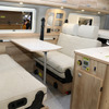 ナッツのリーク ツーは対面対座シート＋後部のベッド＆バゲッジスペースを備えたシンプルな構造。家具類なども充実している。