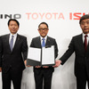 3社提携を発表したトヨタの豊田社長（中央）、いすゞの片山社長（右）、日野の下社長
