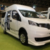 AtoZが展示したAnna N。NV200にハイルーフを装備した広い空間が魅力。L型のリビングも天井高のおかげで圧迫感を感じない。