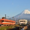 岳南電車初の夜行列車に使われる9000形。前面には「岳南夜行」の専用方向幕も掲出。