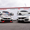 ホンダ シビック TCR（左）と ホンダ シビック タイプR（右）