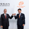 日産自動車 グローバルアフターセールス担当 ケント オハラ専務執行役員（左）とオートバックスセブン小林喜夫巳社長（右）