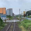 地上既存路線：香椎線の写真（踏切有、隔壁無し）