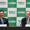 日本電産のCEOに就任する関社長（左）と永守氏（2020年2月4日の記者会見）