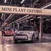 MINI ハッチバック のEV「クーパーSE」と初代MINI。英国オックスフォード工場